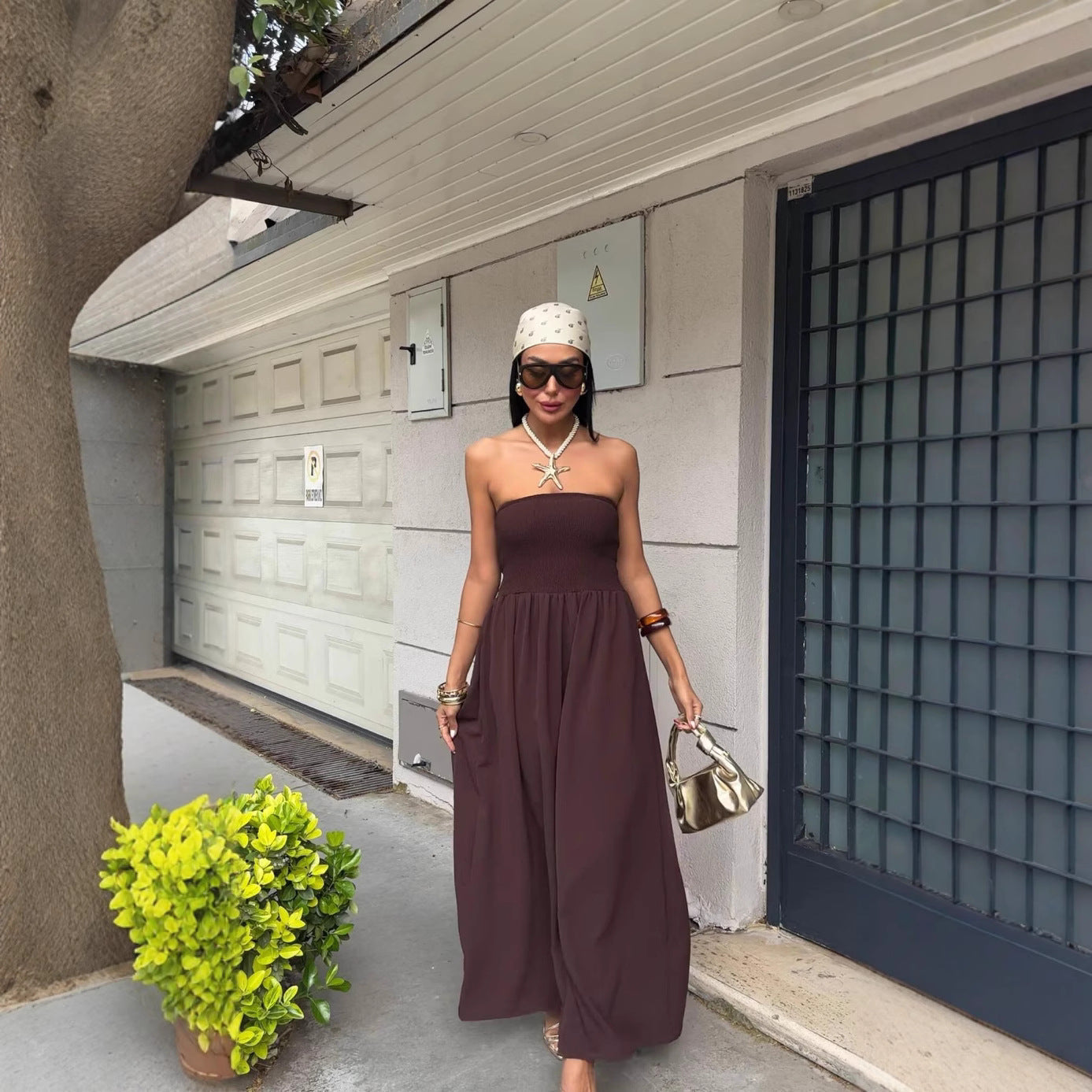 SolBliss – Axelbandslös smockad midiklänning